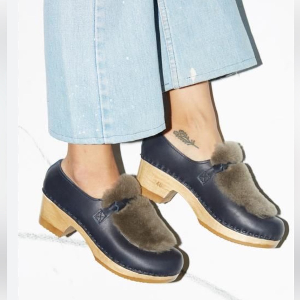 No6 Store Women's Navy Leather Clogs with Fur Trim
